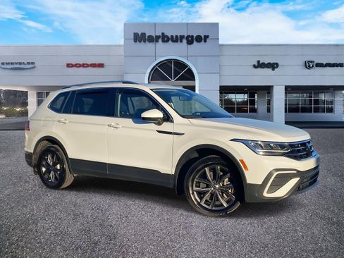 Used 2024 Volkswagen Tiguan SE image 1