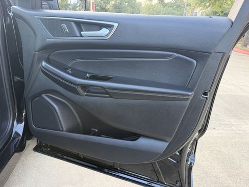 Used 2018 Ford Edge Titanium w/ Equipment Group 301A AWD/4WD image 9
