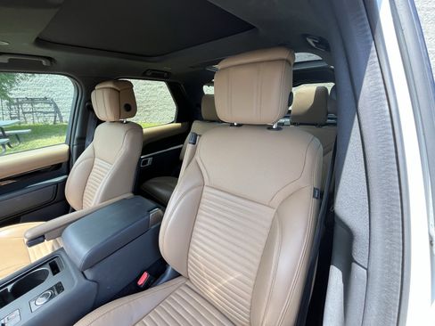 Certified 2023 Land Rover Discovery Metropolitan Edition AWD/4WD image 17