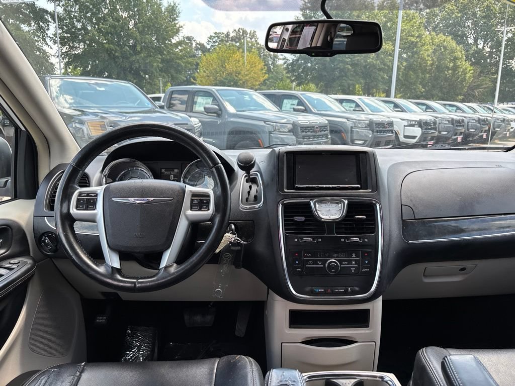Used 2014 Chrysler Town & Country Touring FWD image 9