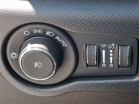 Used 2025 Chrysler Pacifica Limited FWD image 23