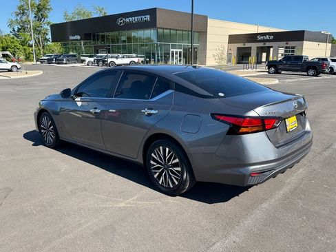 Used 2023 Nissan Altima 2.5 SV FWD image 4