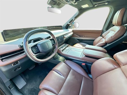 Used 2025 Lincoln Navigator Reserve image 19