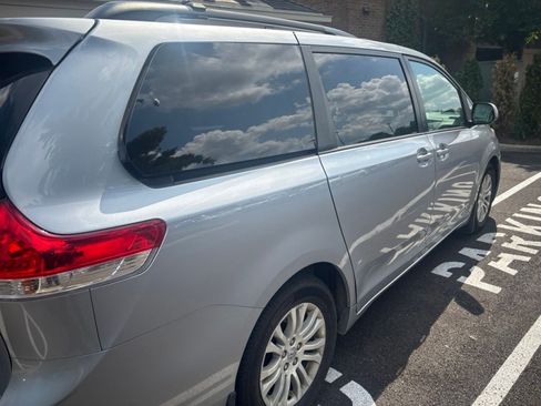 Used 2013 Toyota Sienna XLE FWD image 3