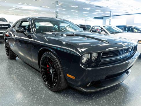 Used 2010 Dodge Challenger SRT8 RWD image 3