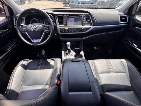 Used 2019 Toyota Highlander SE FWD image 28
