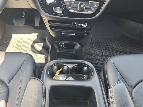 Used 2025 Chrysler Voyager LX FWD image 19