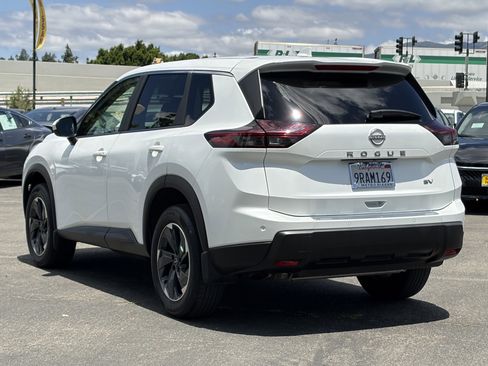 Used 2024 Nissan Rogue SV FWD image 5