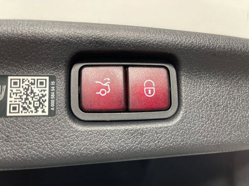 Used 2025 Mercedes-Benz C 300 4MATIC Sedan image 35