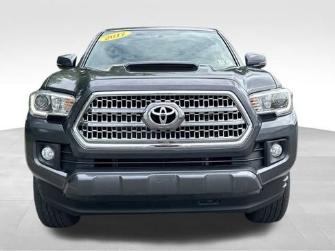 Used 2017 Toyota Tacoma TRD Sport w/ Tow Package (A/T) AWD/4WD image 9