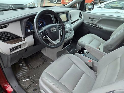 Used 2017 Toyota Sienna XLE image 9