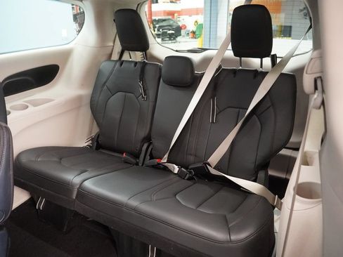 Used 2017 Chrysler Pacifica Touring-L FWD image 19
