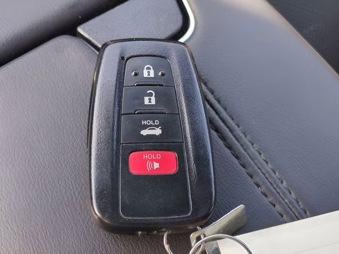 Used 2021 Toyota Avalon XSE image 31