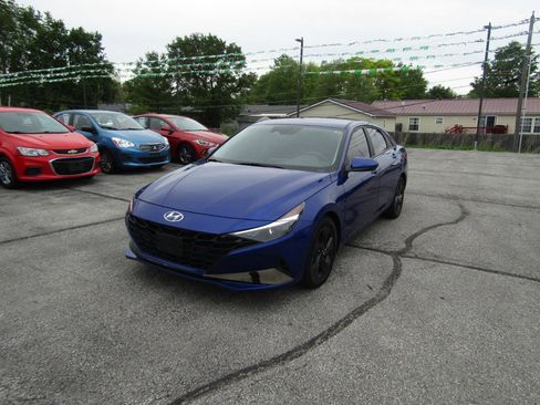 Used 2023 Hyundai Elantra SEL FWD image 3