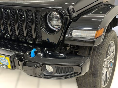 Used 2023 Jeep Wrangler Unlimited Sahara AWD/4WD image 10