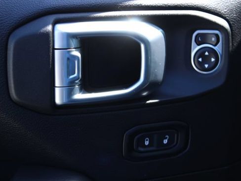 Used 2022 Jeep Wrangler Unlimited Rubicon AWD/4WD image 15