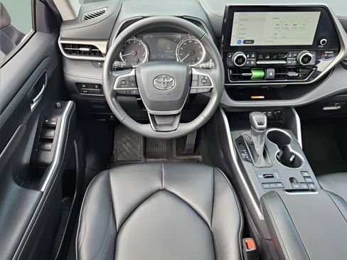 Used 2023 Toyota Highlander XLE AWD/4WD image 13