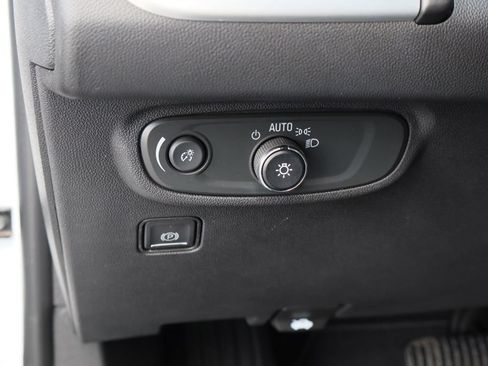 Used 2022 GMC Terrain SLE w/ Driver Convenience Package FWD image 12
