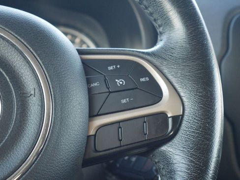 Used 2015 Jeep Renegade Latitude FWD image 30