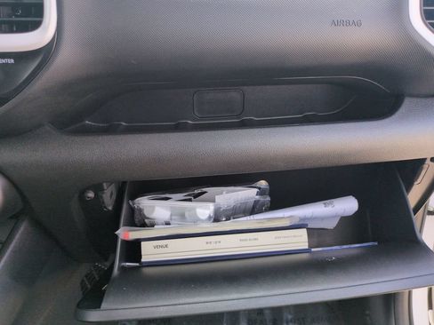 Used 2024 Hyundai Venue Limited FWD image 35