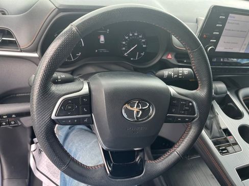 Used 2022 Toyota Sienna XSE image 7