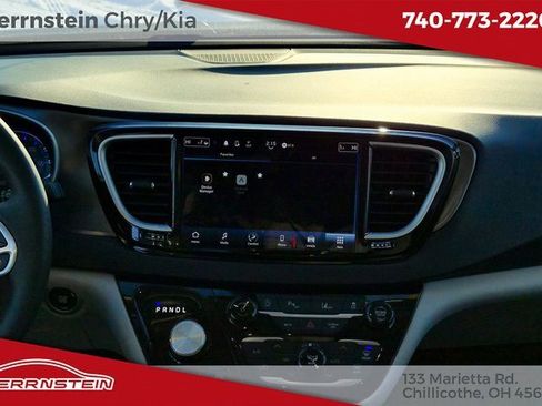 Used 2023 Chrysler Pacifica Touring-L image 10