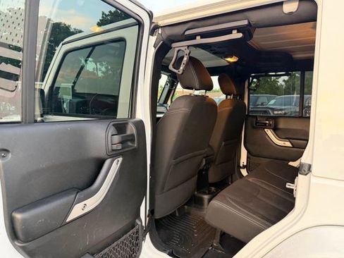 Used 2017 Jeep Wrangler Unlimited Rubicon w/ Connectivity Group AWD/4WD image 13