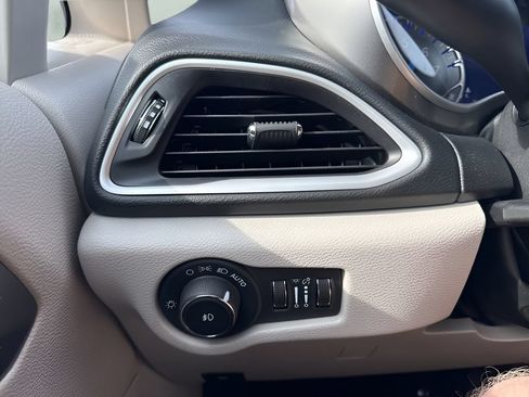 Used 2024 Chrysler Pacifica Touring-L FWD image 24