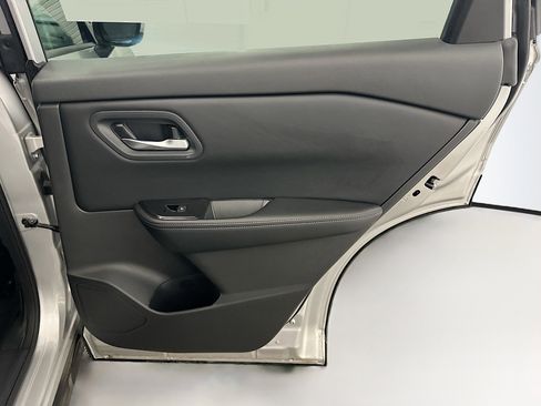 Used 2025 Nissan Rogue SV image 31