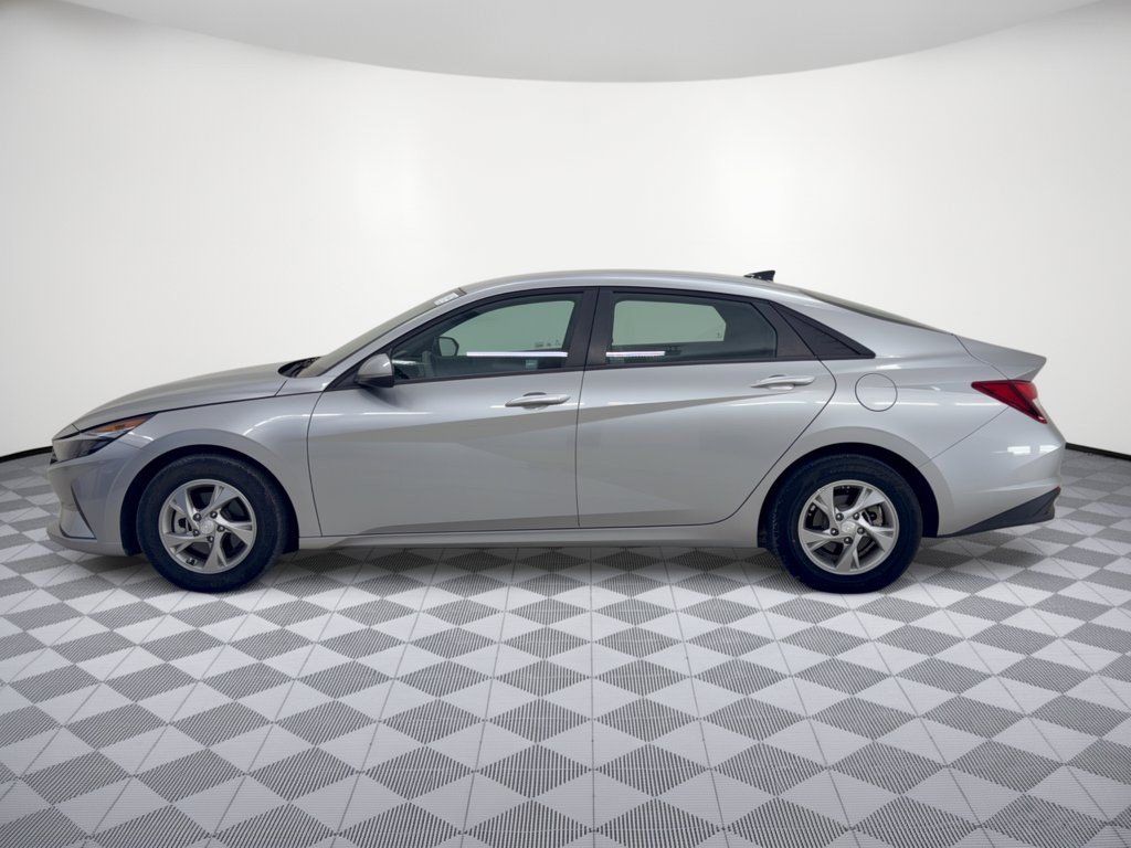 Used 2021 Hyundai Elantra SE FWD image 2