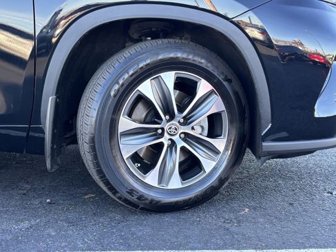 Used 2023 Toyota Highlander XLE image 7