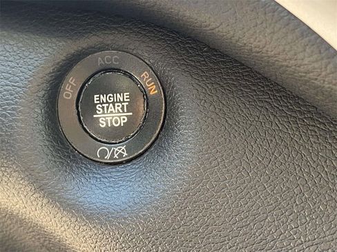 Used 2018 Jeep Cherokee Latitude Plus w/ Comfort/Convenience Group image 31