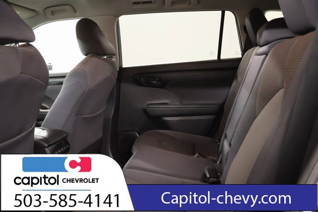 Used 2023 Toyota Highlander LE AWD/4WD image 32