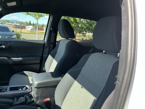Used 2021 Toyota Tacoma TRD Off-Road AWD/4WD image 19