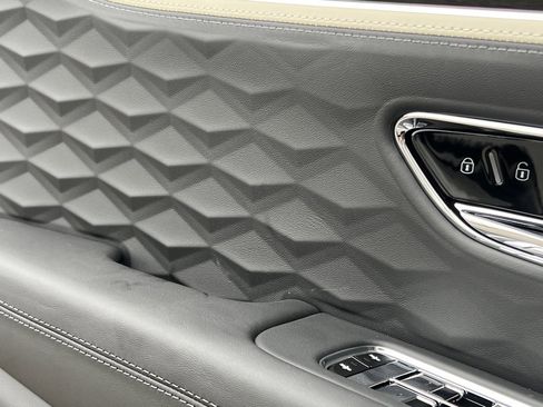 Used 2025 Bentley Flying Spur Plug-In Hybrid image 41