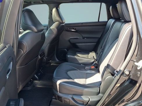 Used 2022 Toyota Highlander XSE AWD/4WD image 5