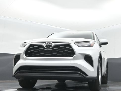 Used 2023 Toyota Highlander L FWD image 11