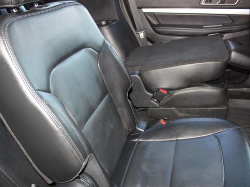 Used 2017 Ford Explorer XLT w/ Equipment Group 202A AWD/4WD image 16