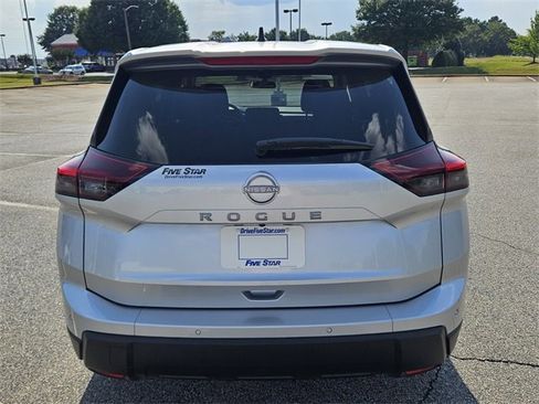 Used 2025 Nissan Rogue S image 10