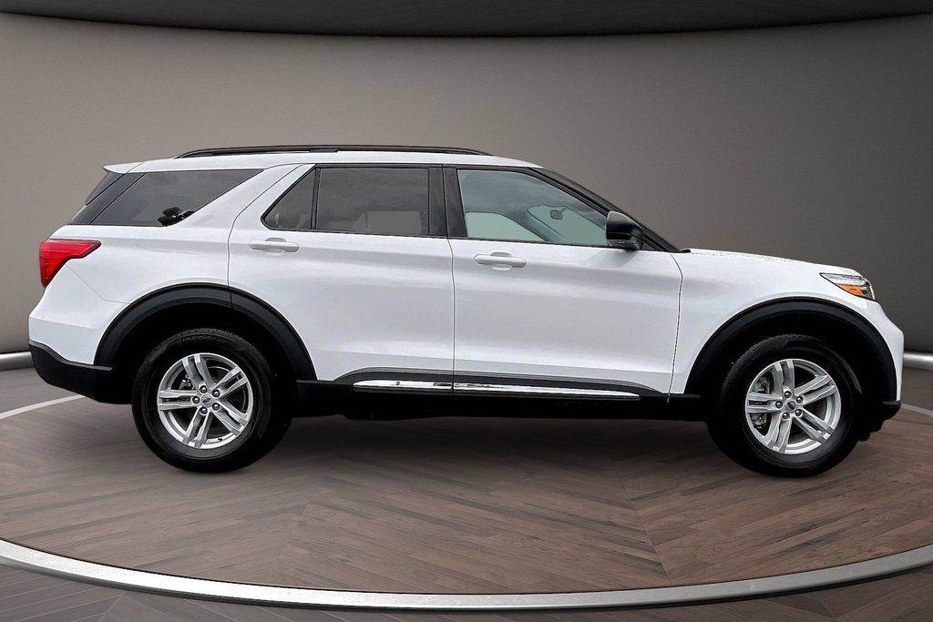 Used 2024 Ford Explorer XLT w/ Equipment Group 202A AWD/4WD image 9