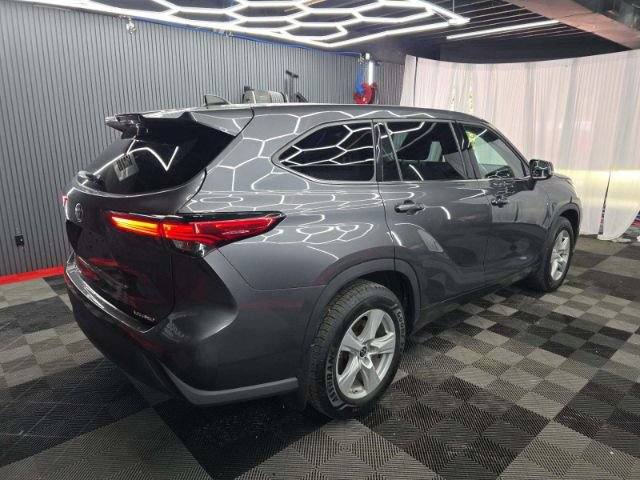 Used 2022 Toyota Highlander LE AWD/4WD image 4