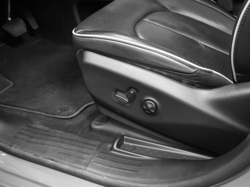 Used 2023 Chrysler Pacifica Limited w/ S Appearance Package FWD image 25