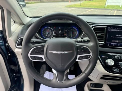 Used 2023 Chrysler Pacifica Touring-L FWD image 19