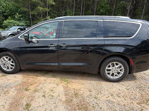 Used 2021 Chrysler Pacifica Touring-L FWD image 11