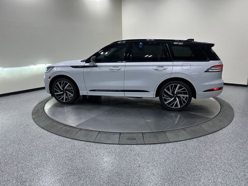 Certified 2025 Lincoln Aviator Black Label w/ Black Label Special Edition image 9