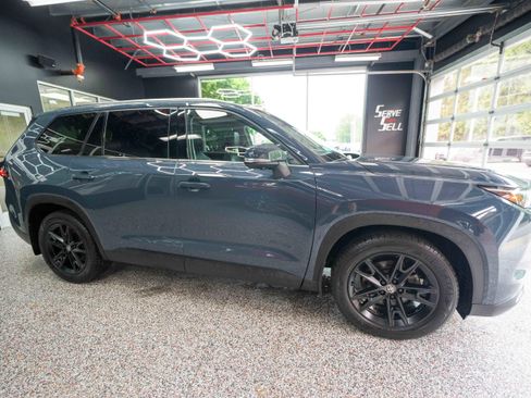 Used 2024 Toyota Grand Highlander AWD image 5