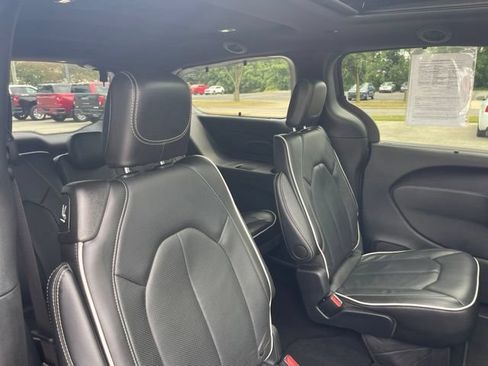 Used 2025 Chrysler Pacifica Limited FWD image 37