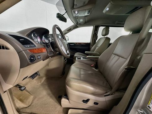 Used 2014 Chrysler Town & Country Touring FWD image 12