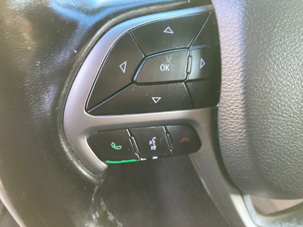 Used 2020 Jeep Grand Cherokee Laredo AWD/4WD image 42