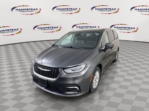 Used 2023 Chrysler Pacifica Touring-L image 1